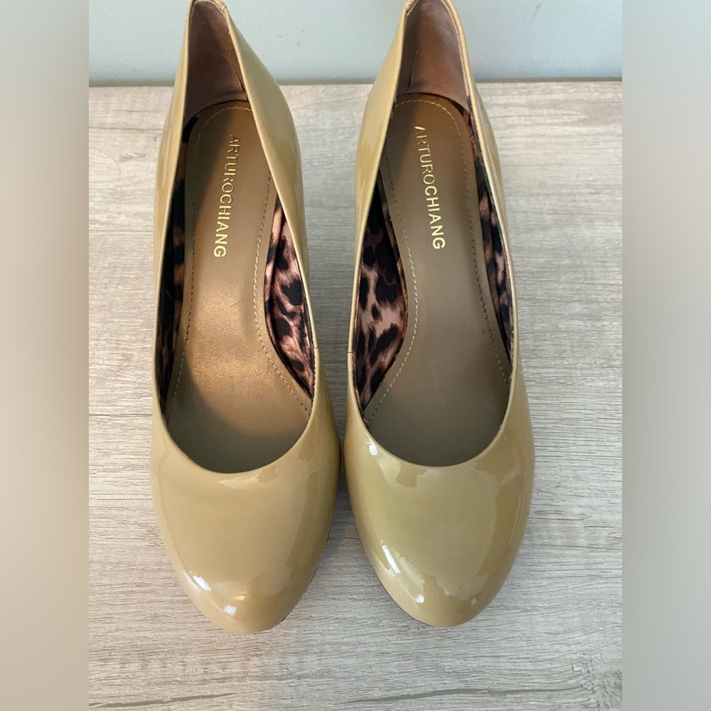 Beige pumps size 8.5 great condition!